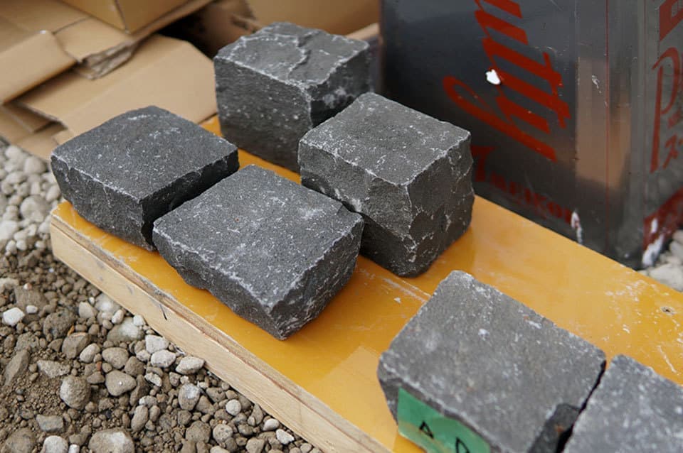 ピンコロ石の石畳