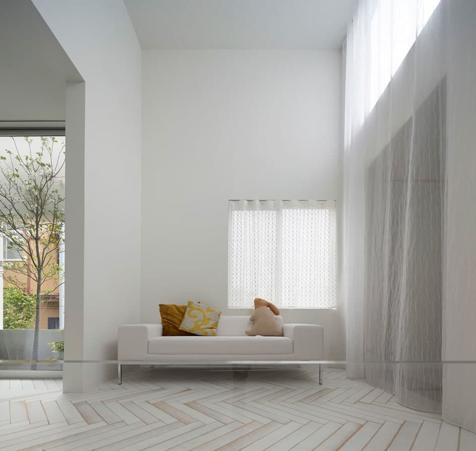 高天井の白い家