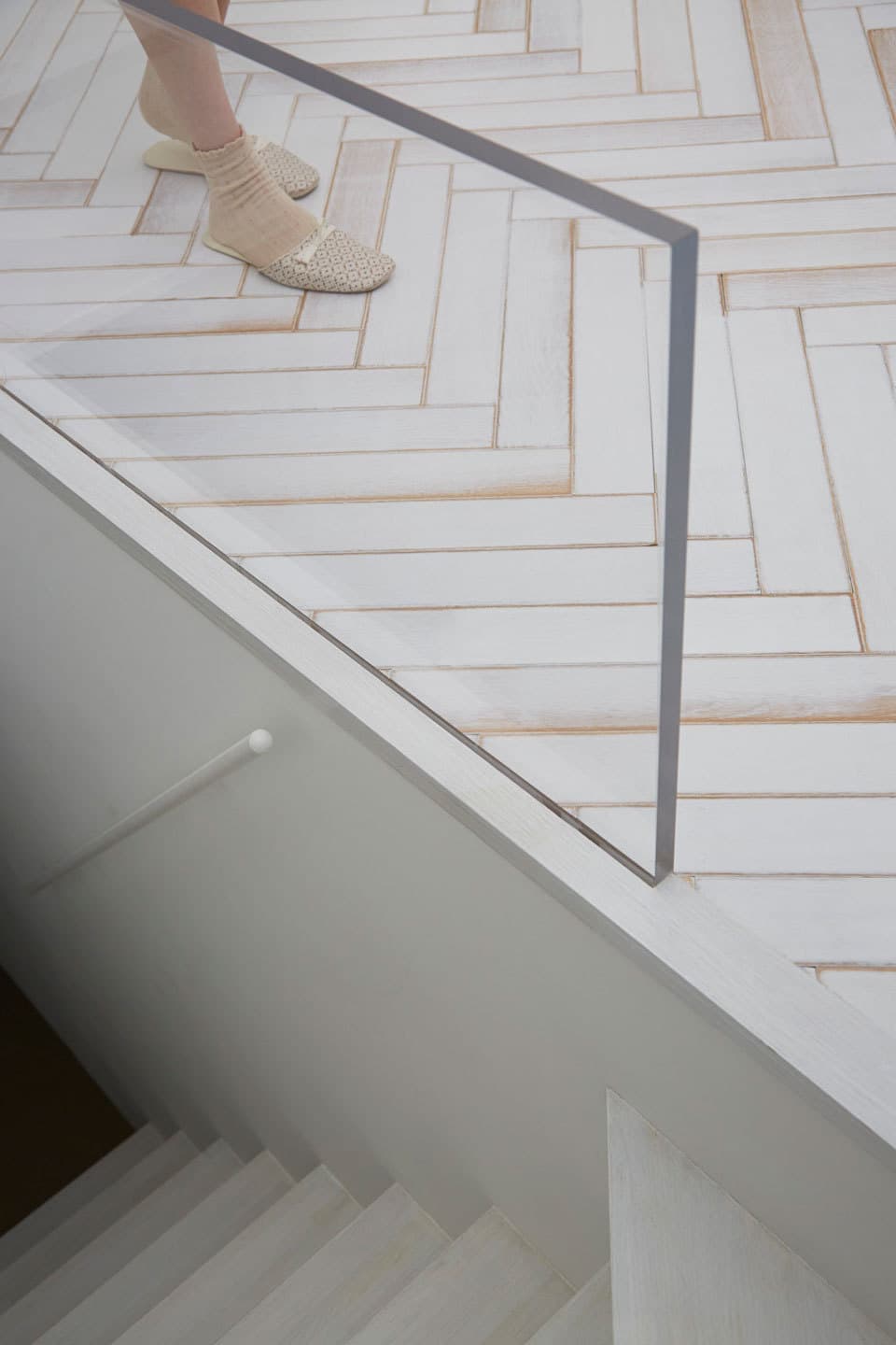 ヘリンボーンの白床