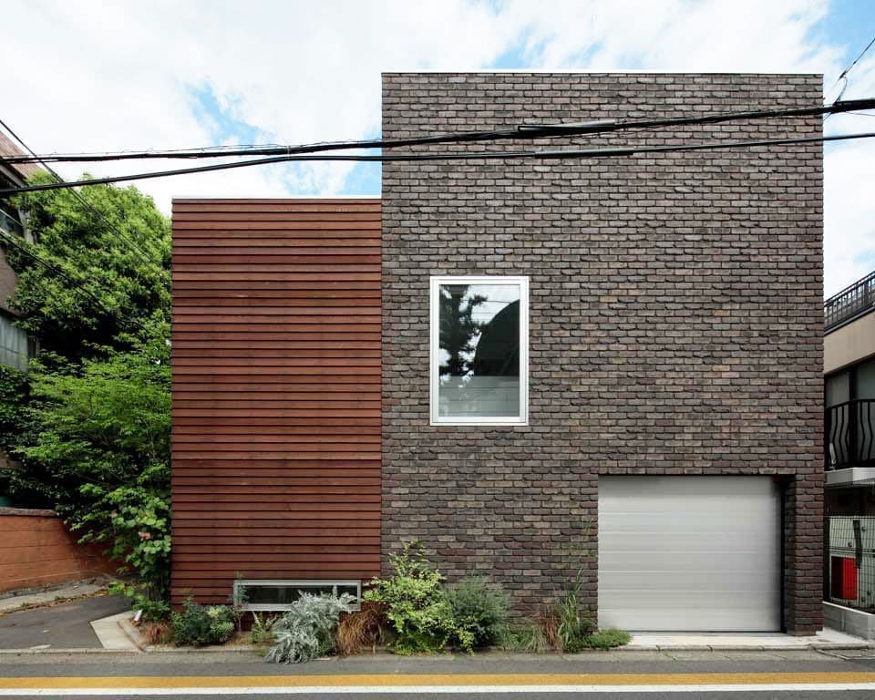 古レンガと板張り外壁