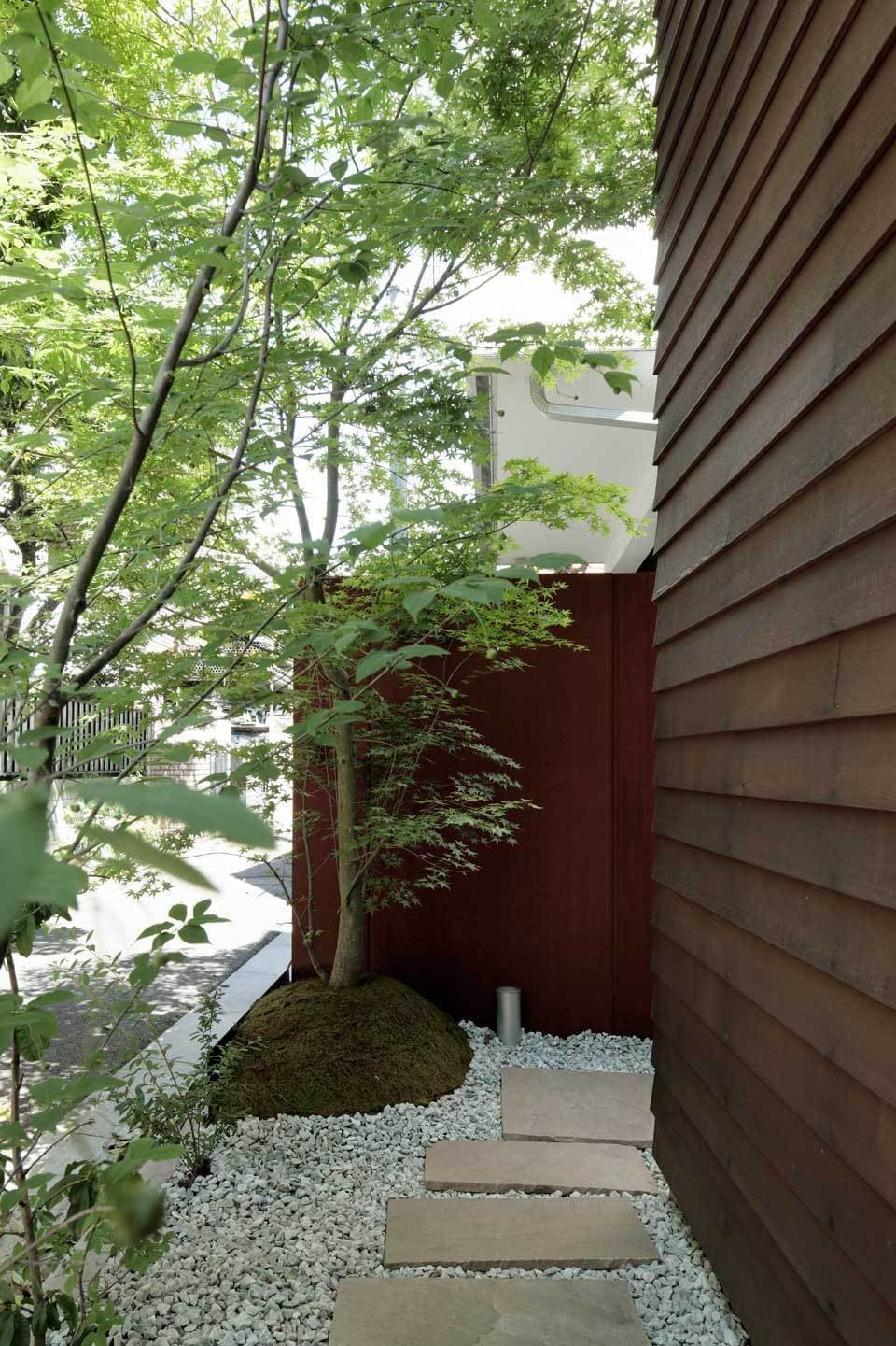 コールテン鋼と板張り外壁