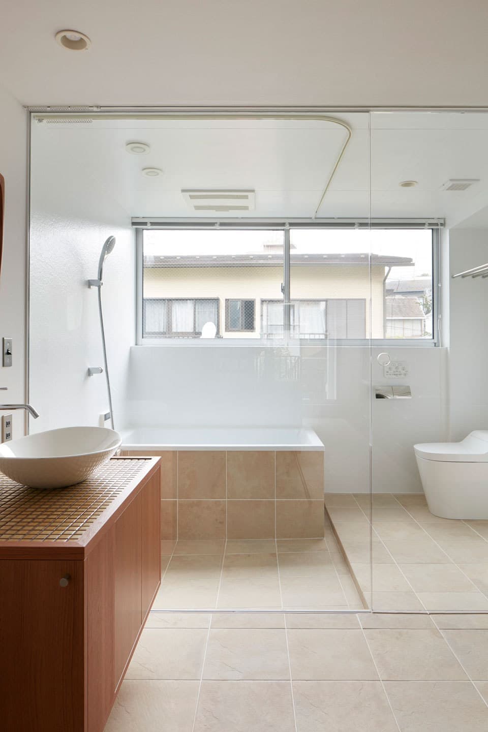 ガラス張りの浴室