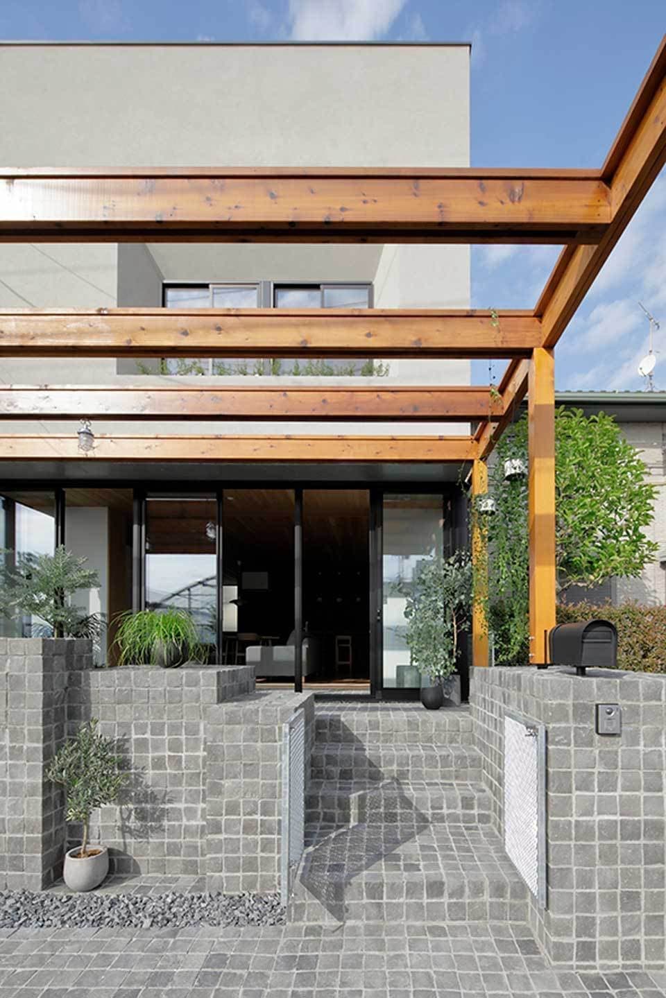 石畳玄関の家