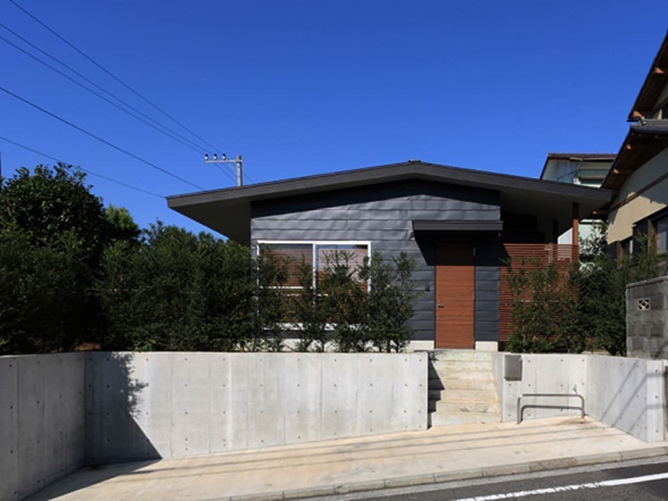 黒ガルバリウム外壁