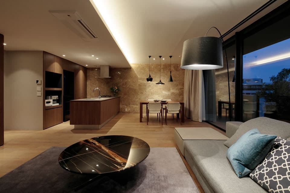 大理石壁のリビング