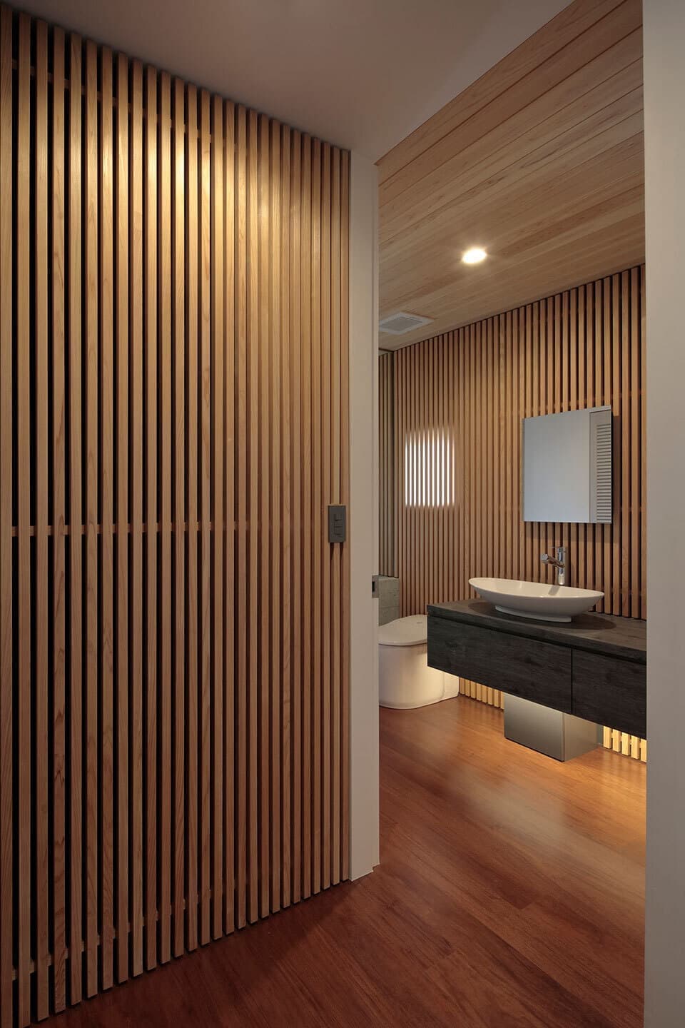 ホテルのような洗面室格子壁